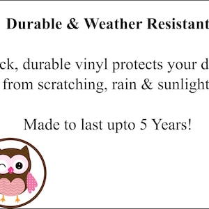 Peut inclure: Un hibou brun et rose avec un &oelig;il qui cligne. Le texte indique "Durable & Weather Resistant" et "Thick, durable vinyl protects your decal from scratching, rain & sunlight. Made to last upto 5 Years!"