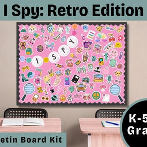 以下が含まれることがあります： 「I Spy: Retro Edition」と「Bulletin Board Kit」の文字が入ったピンク色の掲示板キット。ボードには、カラフルなレトロテーマのステッカーと「I SPY」の文字が貼られています。「K-5th Grade」の文字も含まれています。