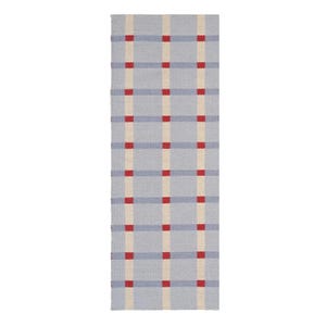 Puede incluir: Una alfombra de pasillo tejida rectangular con un patrón de cuadrícula. El diseño consta de cuadrados azul claro separados por franjas verticales y horizontales de color crema, con pequeños cuadrados de color rojo vivo en cada intersección.