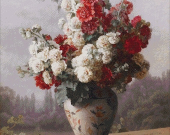 Puede incluir: Un ramo de flores blancas y rojas en un jarrón blanco y dorado con un patrón floral. El jarrón está sobre una superficie de madera con hojas verdes en primer plano.