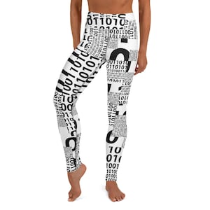 Op de afbeelding: Zwart-witte leggings met een herhalend patroon van binaire code. De leggings zijn gemaakt van een rekbare, comfortabele stof en perfect voor het sporten of boodschappen doen.