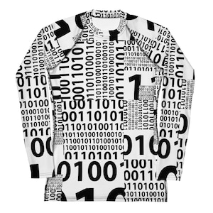 Könnte beinhalten: Ein weißes Langarmshirt mit einem schwarz-weißen Binärcode-Muster. Das Shirt ist aus einem dehnbaren, bequemen Material.
