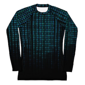 Op de afbeelding: Zwart shirt met lange mouwen met een patroon van blauwe en groene binaire code.