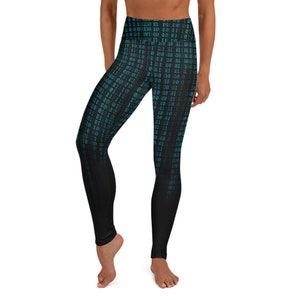 Puede incluir: Leggings negros con un patrón degradado azul y verde de código binario. Los leggings están hechos de una tela elástica y cómoda, perfectos para yoga, correr o cualquier otro entrenamiento.