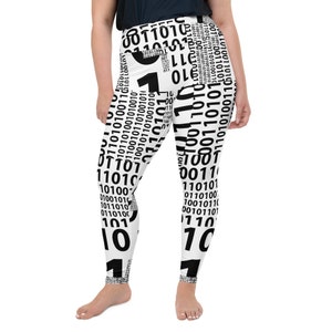 Op de afbeelding: Witte leggings met een zwart-wit binair code patroon. De leggings zijn lang en hebben een aansluitende pasvorm.