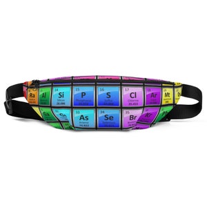 以下が含まれることがあります： カラフルな周期表がプリントされた黒いウエストバッグ。プリントには、ラジウム、アルミニウム、ケイ素、リン、硫黄、塩素、アルゴンなど、元素の化学記号と名前が記載されています。