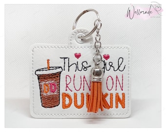 Esta chica corre en Llavero Dunkin I Llavero de mamá I Llavero de café I Regalo para niña I Llavero de moda - ¡Haga clic para obtener más detalles!