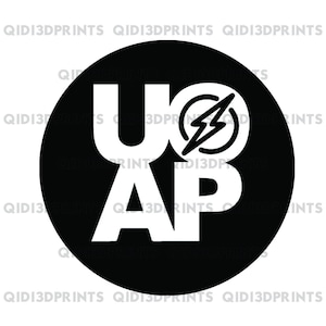 Op de afbeelding: Zwart-wit logo met de letters "UAP" in een vet, sans-serif lettertype. Een bliksemsymbool bevindt zich in een cirkel boven de letters.