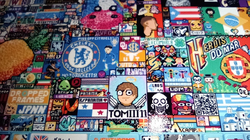 Może przedstawiać: Kolorowa mozaika ścienna z r&oacute;żnymi pikselowanymi obrazami, w tym flagami, logo i postaciami z kresk&oacute;wek. Sztuka zawiera tekst "Chelsea Football Club" i "Her&oacute;is do Mar".