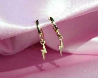STRIKE 2 ÖRHÄNGEN - Blixtformade ringörhängen // Eleganta och delikata - guldpläterade