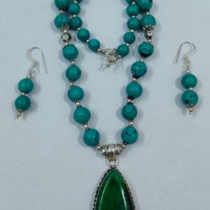 Conjunto de collar y pendientes con cuentas de plata oxidada: jaspe verde y turquesa