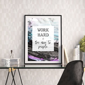 Motywacyjny cytat wystrój biura, ciężko pracuj i bądź miły dla ludzi, fioletowy i turkusowy wystrój domu i biura Wakk Decor inspirujący wydruk ścienny