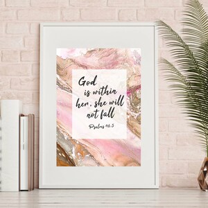 Bóg jest w niej, Chrześcijańska sztuka ścienna, Werset biblijny Psalmy 46:5, Motywujący cytat o wzmocnieniu kobiet, Wydruk typograficzny, Inspirujący cytat