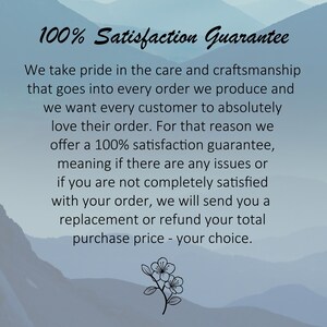 K&ouml;nnte beinhalten: Grafik mit blauem Farbverlauf und dem Text "100% Satisfaction Guarantee". Der Text darunter beschreibt eine Zufriedenheitsgarantie und bietet Ersatz oder R&uuml;ckerstattung an. Eine kleine Blumenillustration befindet sich unten.