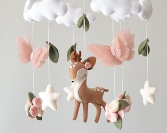Móvil para bebé niña con diseño de ciervos, mariposas y flores. Regalo ideal para baby shower.