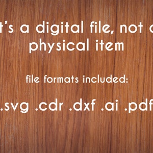Op de afbeelding: Tekst op een houtnerf achtergrond die luidt: "Het is een digitaal bestand, geen fysiek item. Bestandsformaten inbegrepen: .svg .cdr .dxf .ai .pdf"