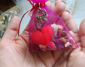 Sex and Passion Mojo Gris Gris Bag. Made by Audra of Lifespiritssocietyofmagick.com with  hoodoo spells and magick.