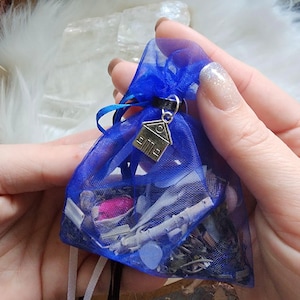 Home Protection Mojo Bag. Made by Audra of Lifespiritssocietyofmagick.com with real hoodoo spells & magick. Full of herbs and crystals.