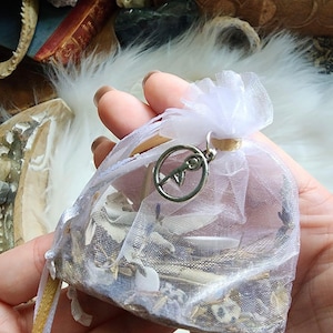 Balance Mojo Bag: Hoodoo Spells, Herbs & Crystals