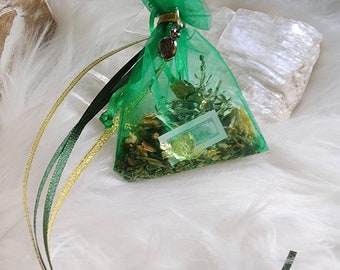 Money Mojo Gris Gris Bag. Attract prosperity, abundance, cash, affluence, and success. Hoodoo spell, crystals, magick, done by Life Spirits.