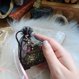 Cat Protection Mojo Gris Gris Bag. Made by Audra of Lifespiritssocietyofmagick.com with hoodoo spell & magick.