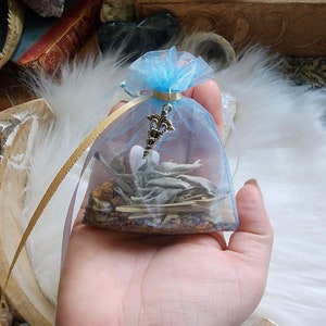 Healing Mojo Gris Gris Bag. Made by Audra of Lifespiritssocietyofmagick.com with real hoodoo spells & magick. Full of herbs and crystals.