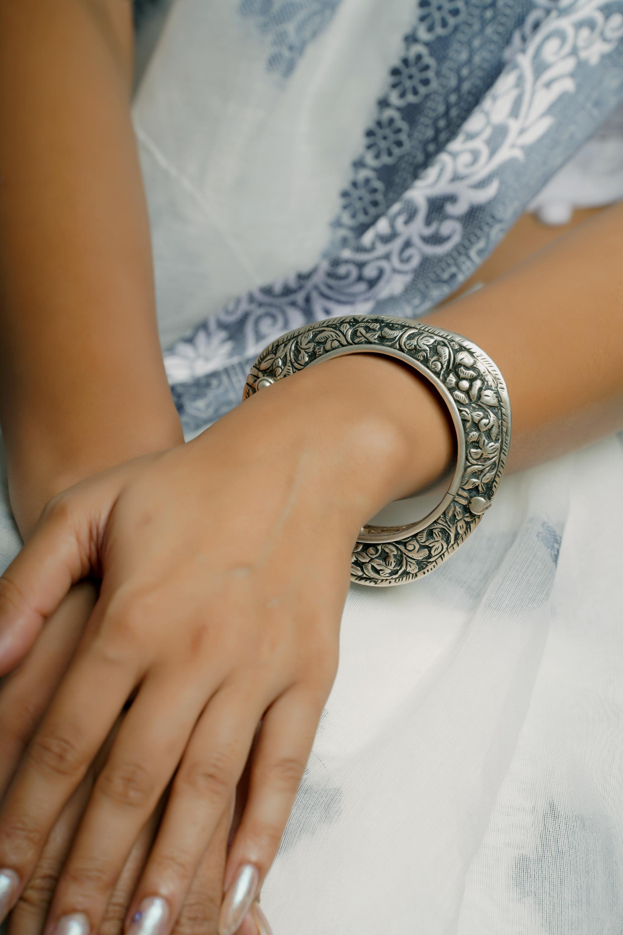 925 Silver Chittai Floral Engraved Hinged Bangle Bracelet