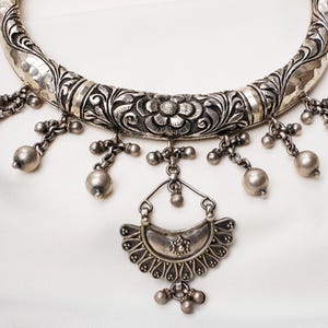 Oxiderat 925 sterlingsilver blommigt Chittai Hasli halsband, tribal Chandbali droppsmycken