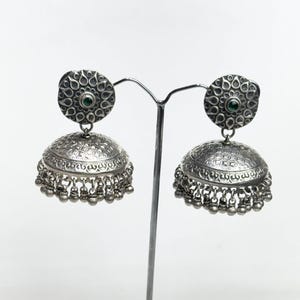Boucles d&#39;oreilles Jhumka en argent 925 fabriquées à la main avec des motifs complexes et agrémentées de pierres élégantes, parfaites pour les occasions spéciales, un cadeau parfait