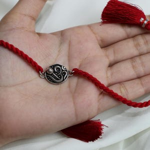 925er Silber Rakhi für Bruder, Omand Hanuman Rakhi, verheißungsvolles antikes Silber Rakhi Armband, Charm Thread Rakhi für Ihn, Rakshabandhan Geschenk