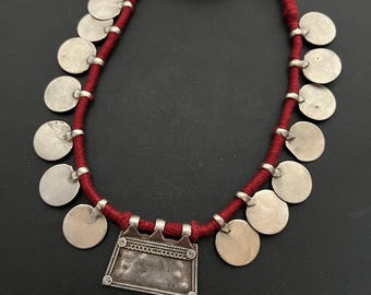 925er Silber Roter Faden Münz Choker: Handgemachte Hasthkala Kette