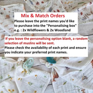 Pu&ograve; includere: Primo piano di quattro quadrati di mussola bianca con diverse stampe floreali e boschive. I quadrati sono legati insieme con un ciuccio attaccato a ciascuno. Il testo "Mix & Match Orders" &egrave; scritto in rosso nella parte superiore dell'immagine. Il testo sottostante dice: "Si prega di lasciare i nomi delle stampe che si desidera acquistare nella "casella di personalizzazione" ad esempio: 2x Wildflowers & 2x Woodland".