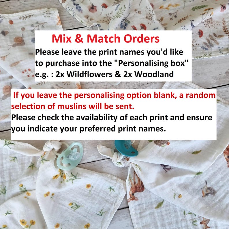 Pu&ograve; includere: Primo piano di quattro quadrati di mussola bianca con diverse stampe floreali e boschive. I quadrati sono legati insieme con un ciuccio attaccato a ciascuno. Il testo "Mix & Match Orders" &egrave; scritto in rosso nella parte superiore dell'immagine. Il testo sottostante dice: "Si prega di lasciare i nomi delle stampe che si desidera acquistare nella "casella di personalizzazione" ad esempio: 2x Wildflowers & 2x Woodland".