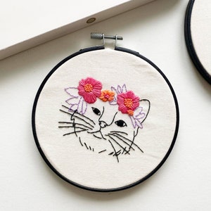 Broderie de chat Aloha / Art du cerceau de fleurs / Kit de broderie / Apprendre à broder / Cadeau féminin / Cadeau de couture / Broderie moderne / Chat