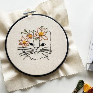 Flower Crown Cat Embroidery / Flower Hoop Art / Embroidery Kit / Learn To Embroider / Female Gift / Stitch Gift / Modern Embroidery / Kitty