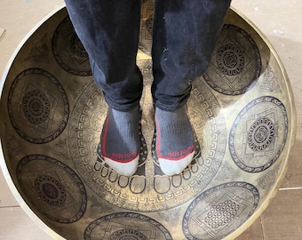 Extra Große Stehfüße Große tibetische Klangschale-Geziert mit Stehfuß mit Mandala-Design- Erhältlich in 15 Zoll bis 24 Zoll