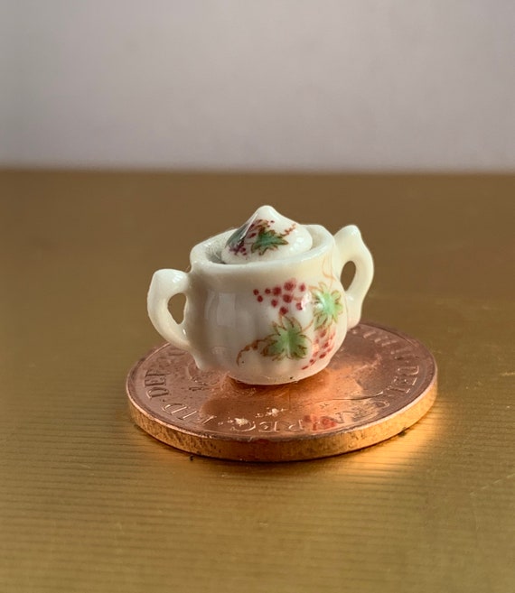 Winzige geriffelte Porzellan Topf mit Weinrebe Design, abnehmbaren Deckel und Griffe auf beiden Seiten