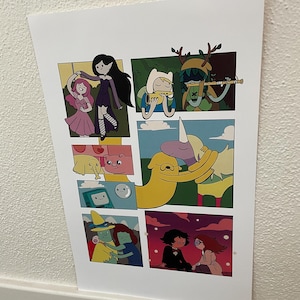 Puede incluir: Una impresión enmarcada que presenta personajes de Adventure Time en un estilo de cómic. La obra de arte muestra varias escenas con personajes como Marceline, Princesa Chicle, Finn, Jake y otros, en colores vibrantes y poses dinámicas. La impresión se muestra en una pared blanca.