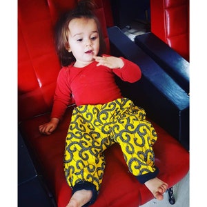 Sarouel bébé mixte, en wax africain jaune 100% Coton et maille milano stretch vert emeraude, hyper confortable, sarouel fille ou garçon image 4