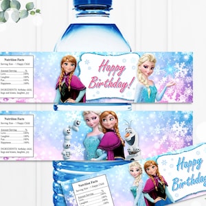 Puede incluir: Tres etiquetas de botella de agua imprimibles con los personajes de la película Frozen. Las etiquetas están decoradas con copos de nieve y un fondo azul claro, rosa y morado. El texto de las etiquetas dice "¡Feliz cumpleaños!" e incluye una etiqueta de información nutricional que dice "Tamaño de la porción - 1 niño feliz".