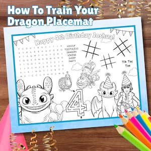 Op de afbeelding: Een witte placemat met een blauwe rand met het thema "How to Train Your Dragon". Bevat een woordzoeker, een doolhof en een tic-tac-toe spel. De tekst luidt "Happy 4th Birthday Joshua!" en bevat illustraties.