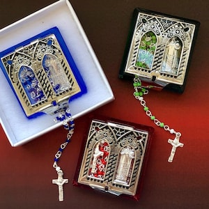 Scatola doppia in vetro con mini rosario e mini statua