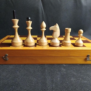 Set di scacchi URSS vintage anni &#39;70 con pesi in ottime condizioni. Senza scacchiera, solo pezzi degli scacchi. Ottimo regalo per uomini amanti degli scacchi