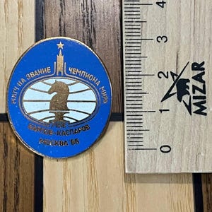 FIDE badge &quot;Match for the title of world chess champion Kasparov-Karpov&quot; Moscow 1985 in very good condition!