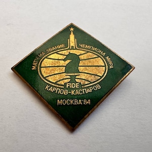 FIDE badge &quot;Match for the title of world chess champion Kasparov-Karpov&quot; Moscow 1984 in very good. Great gift for mens and collectors!