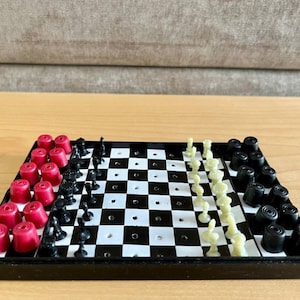 Travel European chess set 80s vintage in good condition.