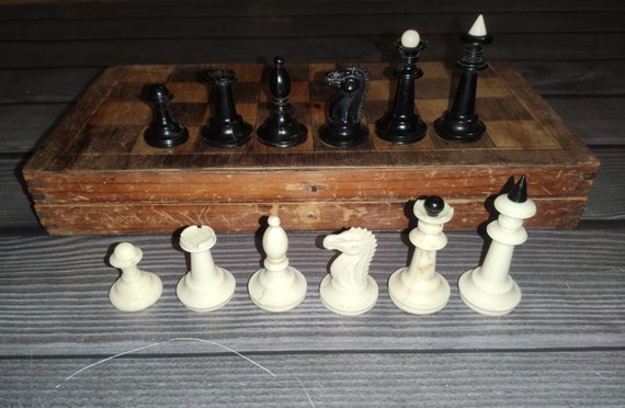 German Knight Plastic Chess Set Brown & Natural Wood Grain Pieces