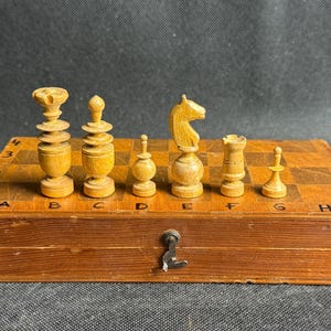 Deutsche Regency Reise Schach-Set 1900s aus Holz in gutem Zustand. Tolles Geschenk für Schachliebhaber und Sammler!