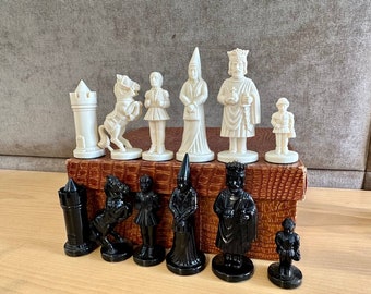 Germany plastic chess set knights 80s vintage in good condition  Great gift for mens, chess lovers and collectors!