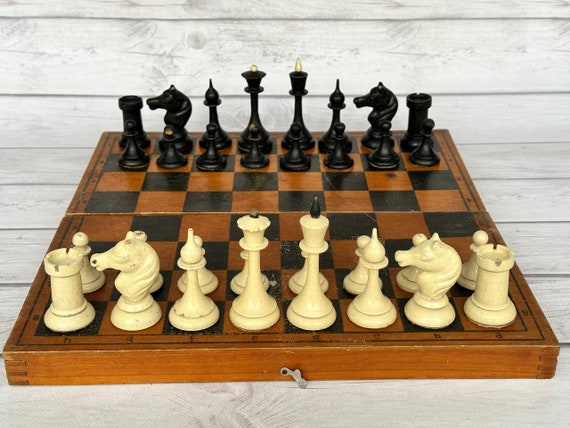 Vintage 1960s Magnetic Chess Game